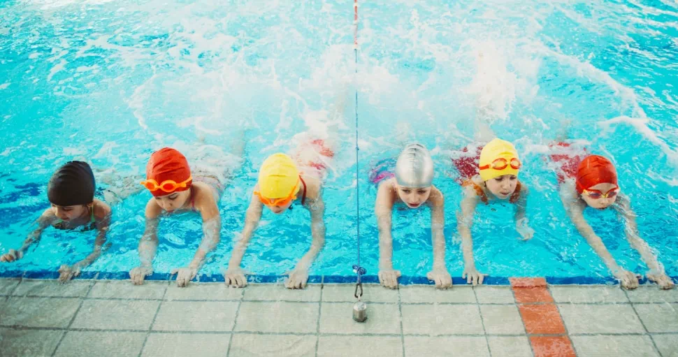 grupa dzieci w basenie